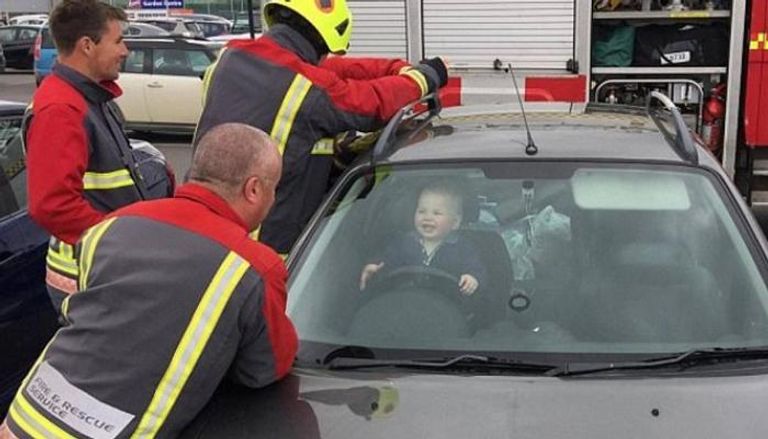 الطفل البريطاني داخل السيارة أثناء محاولات إنقاذه
