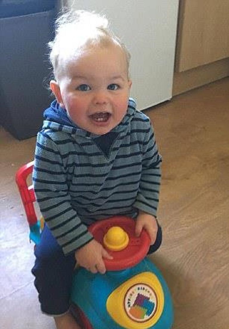 الطفل البريطاني داخل السيارة أثناء محاولات إنقاذه