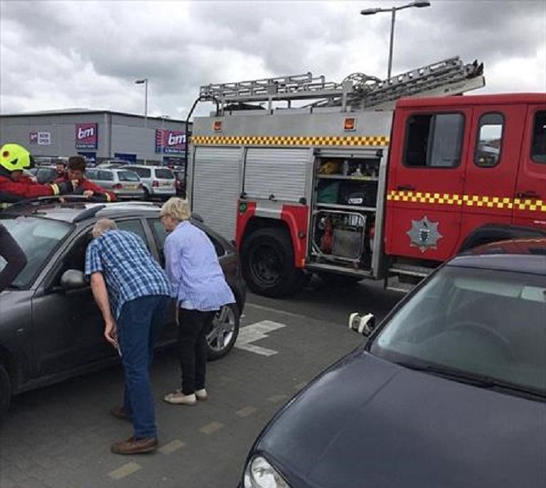 الطفل البريطاني داخل السيارة أثناء محاولات إنقاذه