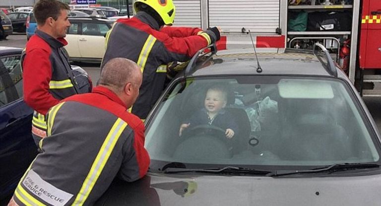 الطفل البريطاني داخل السيارة أثناء محاولات إنقاذه