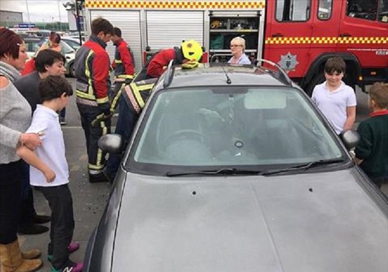 الطفل البريطاني داخل السيارة أثناء محاولات إنقاذه