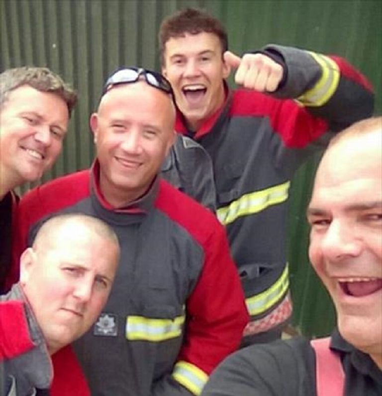 الطفل البريطاني داخل السيارة أثناء محاولات إنقاذه