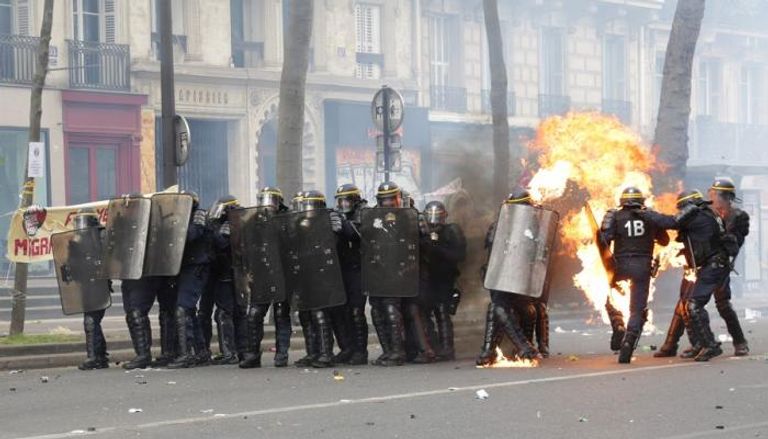 عناصر شرطة فرنسا يتلقون المولوتوف