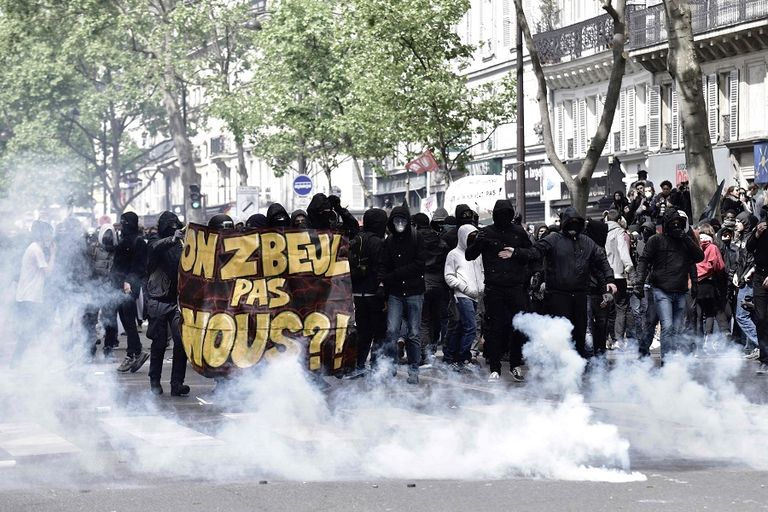 عناصر شرطة فرنسا يتلقون المولوتوف