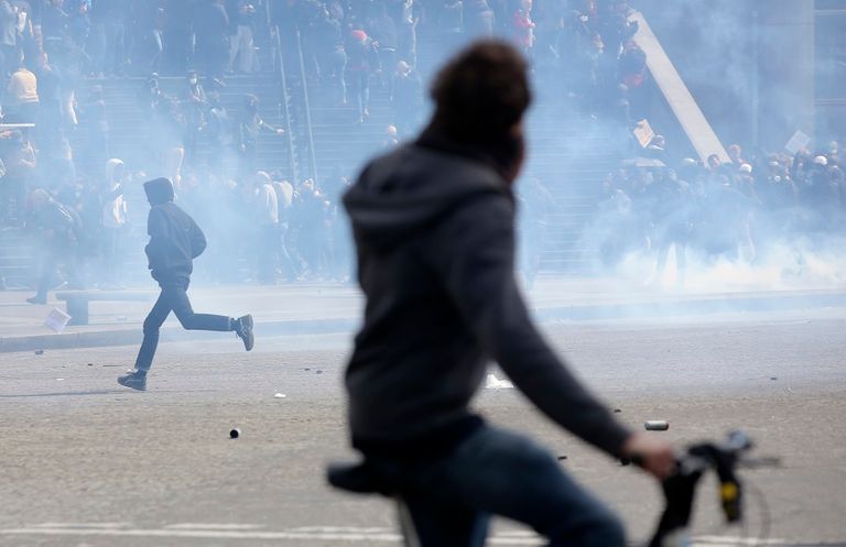 عناصر شرطة فرنسا يتلقون المولوتوف