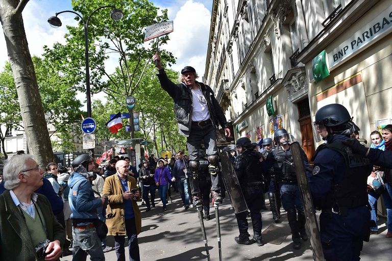 عناصر شرطة فرنسا يتلقون المولوتوف