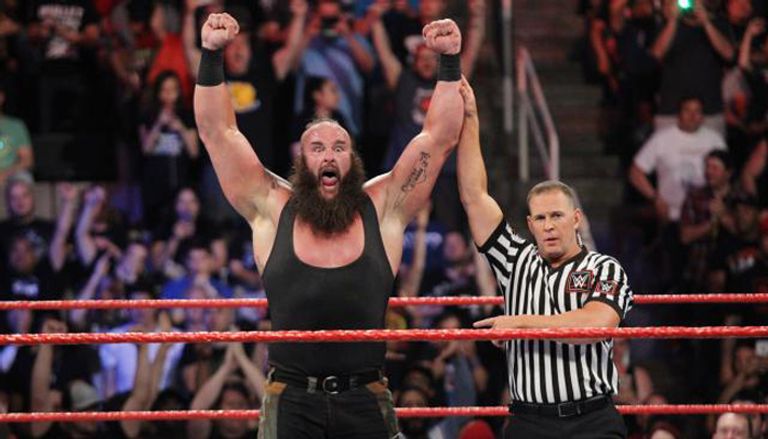 برون سترومان يضرب رومان رينز بسلم حديدي