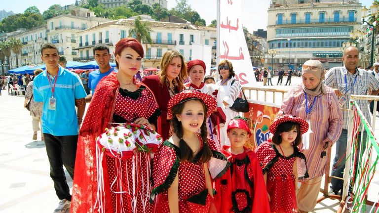 الفراولة الفاكهة المُدللة بعِيدَيْن في الجزائر