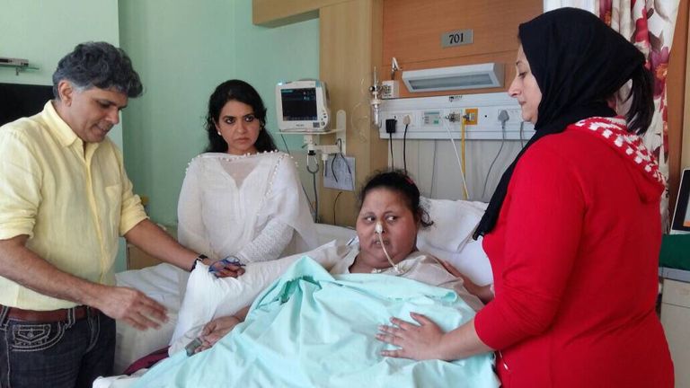 إيمان أثناء استقبالها طبيبها الهندي