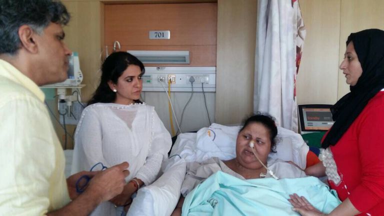 إيمان أثناء استقبالها طبيبها الهندي