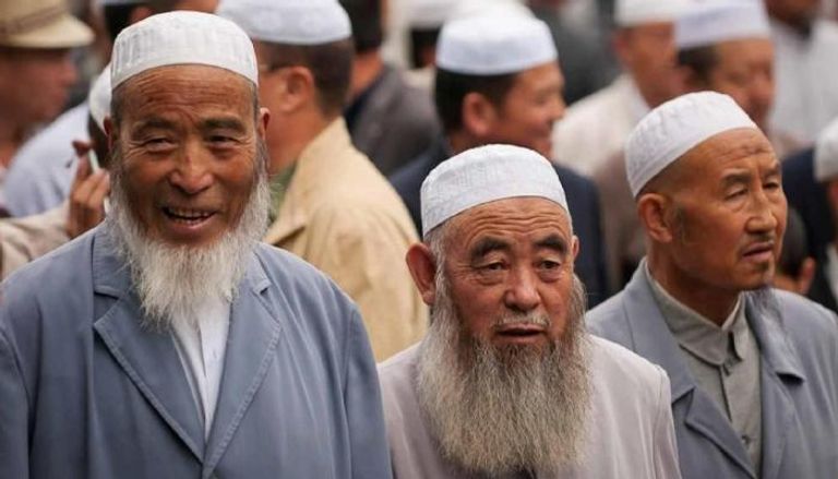 صينيون من قومية الأويغور في "شينجيانغ" الصينية 