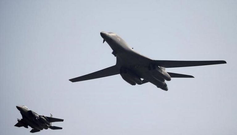 قاذفة بي-1 بي (يمين) - رويترز