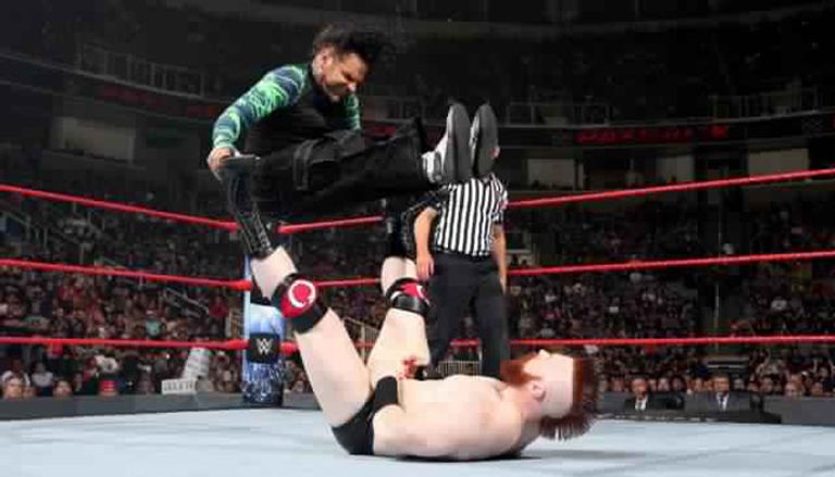 فريق "ذا هاردي بويز" يحتفظ ببطولة "رو"  للتاج تيم