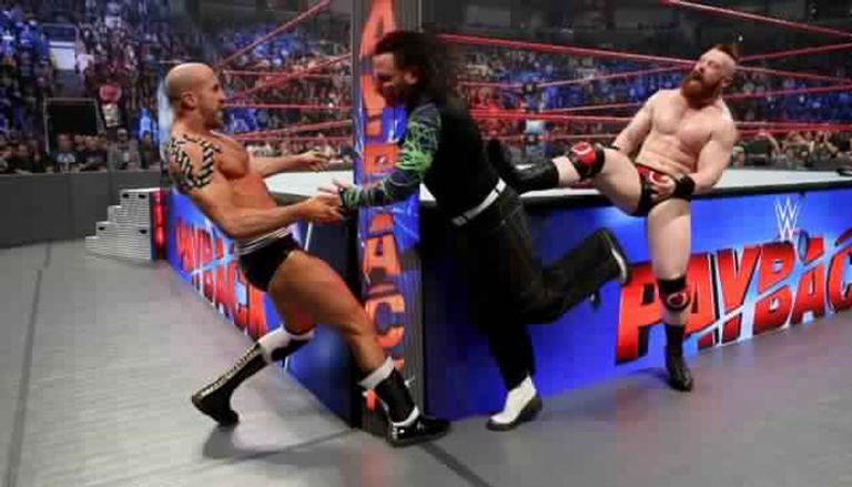 فريق "ذا هاردي بويز" يحتفظ ببطولة "رو"  للتاج تيم