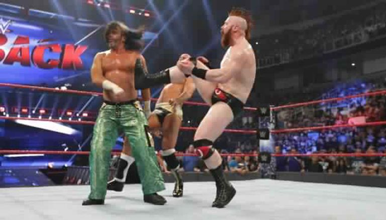 فريق "ذا هاردي بويز" يحتفظ ببطولة "رو"  للتاج تيم