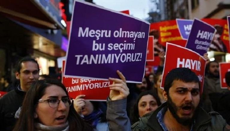 متظاهرون ضد الحكومة التركية – أرشيف رويترز