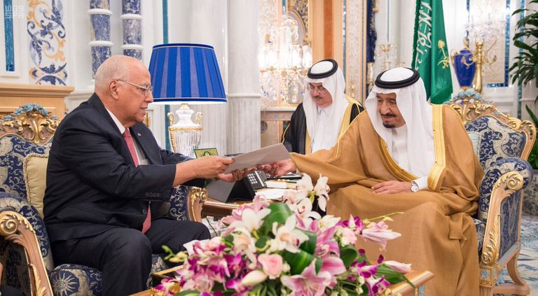 الملك سلمان يتسلم رسالة من رئيس كوبا