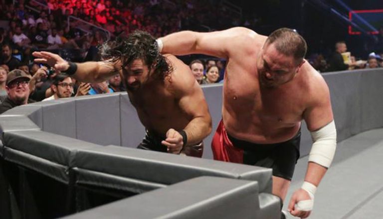 الحكم يعلن فوز سيث رولينز بالنزال