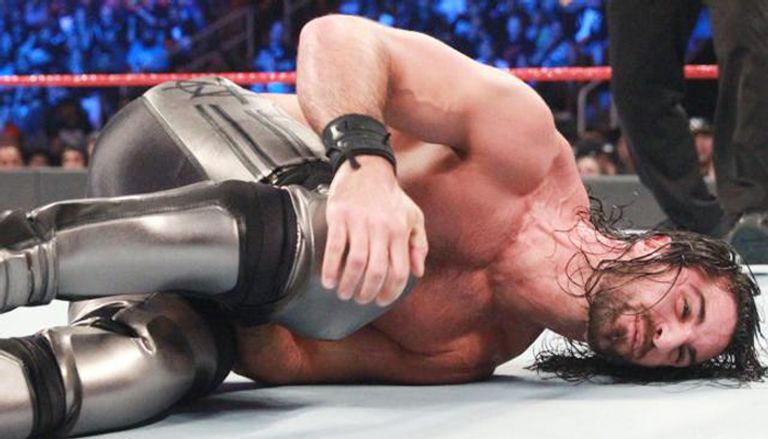 الحكم يعلن فوز سيث رولينز بالنزال