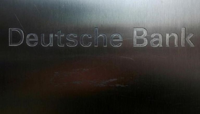 شعار دويتشه بنك على  مقره في فرانكفورت – الصورة من رويترز