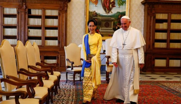 زعيمة ميانمار والبابا خلال زيارتها للفاتيكان (الفرنسية)