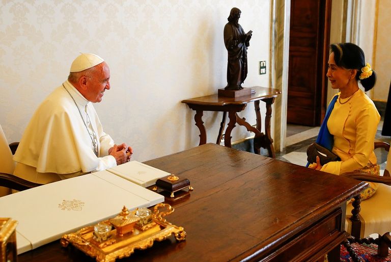 زعيمة ميانمار والبابا خلال زيارتها للفاتيكان (الفرنسية)