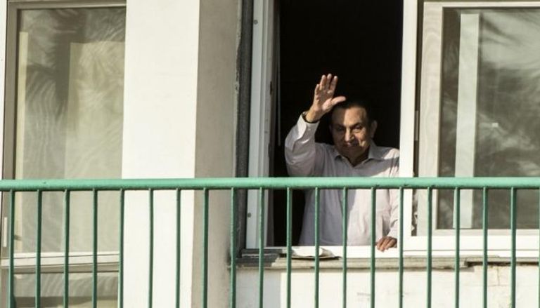 مبارك يلوح لعدد من محبيه خلال إقامته بالمستشفى (الفرنسية)