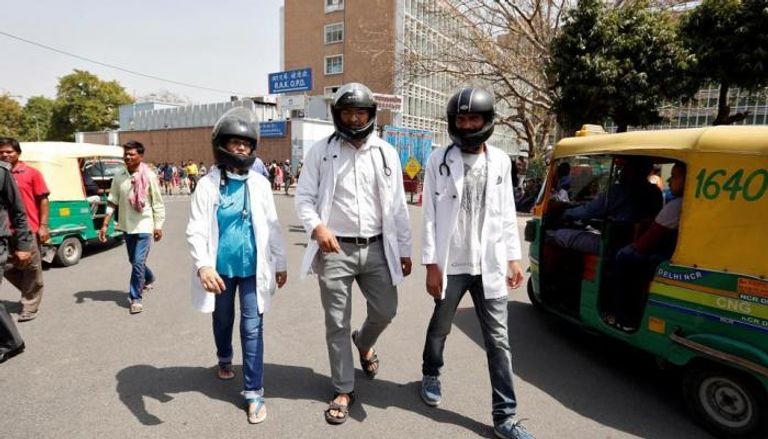 أطباء الهند يرتدون الخوذات لتجنب عنف أهالي المرضى