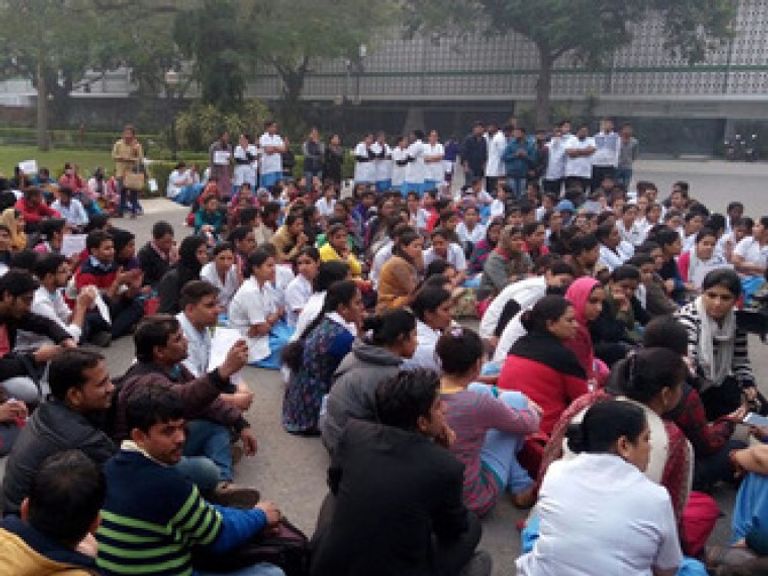 أطباء الهند يرتدون الخوذات لتجنب عنف أهالي المرضى