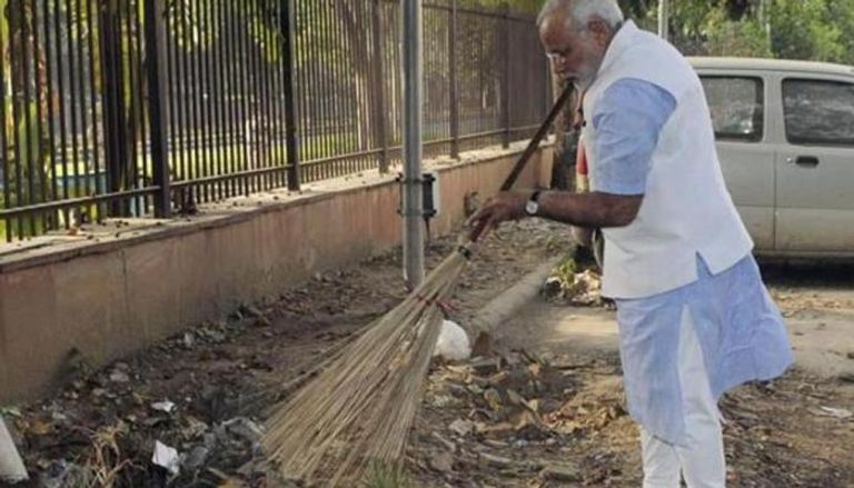 رئيس الوزراء الهندي ينظف الأرض 