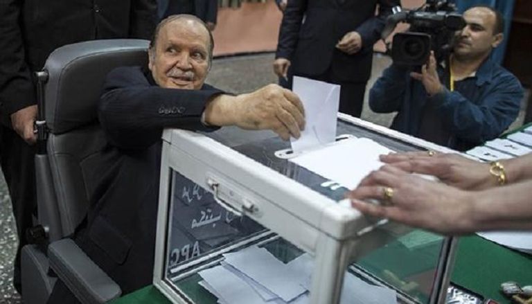 الرئيس الجزائري يدلي بصوته 
