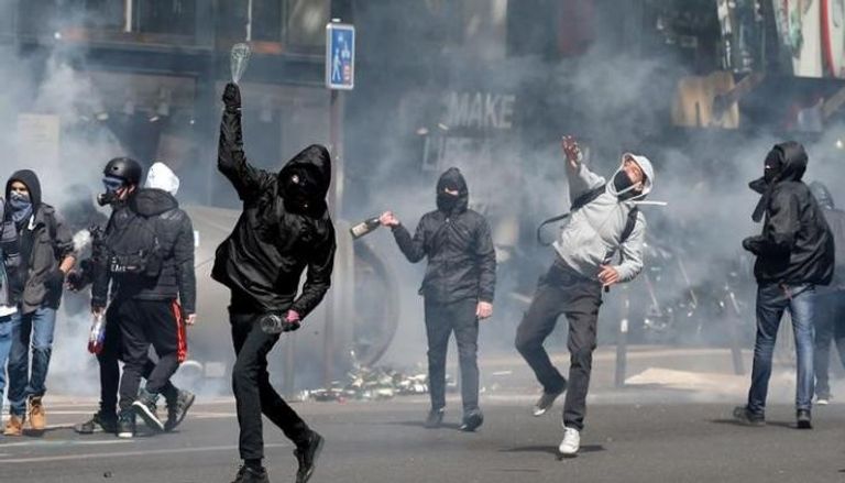 الطلاب يقذفون الشرطة بالزجاجات خلال مظاهرة سابقة (رويترز)