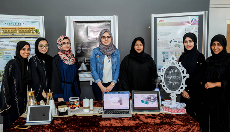 طالبات  بجامعة الإمارات أمام أحد المشاريع 