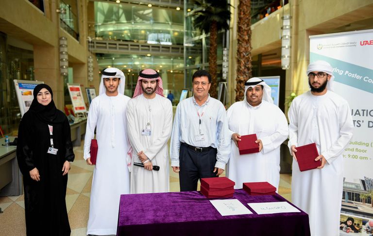 طالبات  بجامعة الإمارات أمام أحد المشاريع