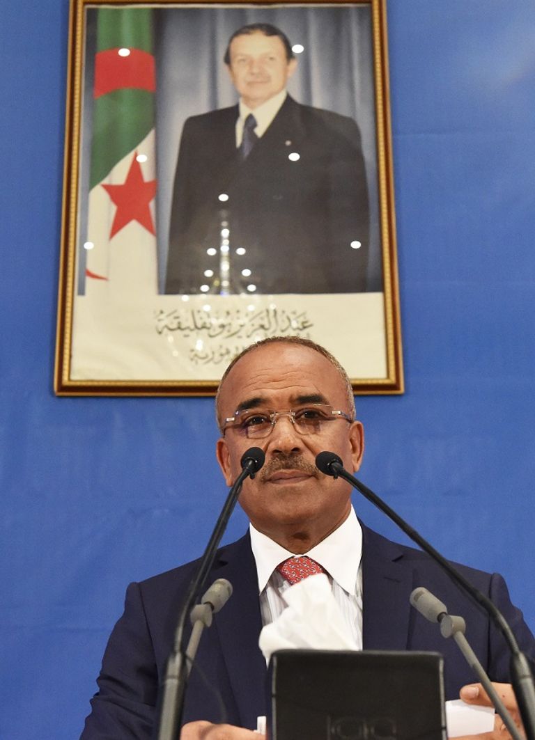 وزير الداخلية الجزائري خلال إعلان النتائج