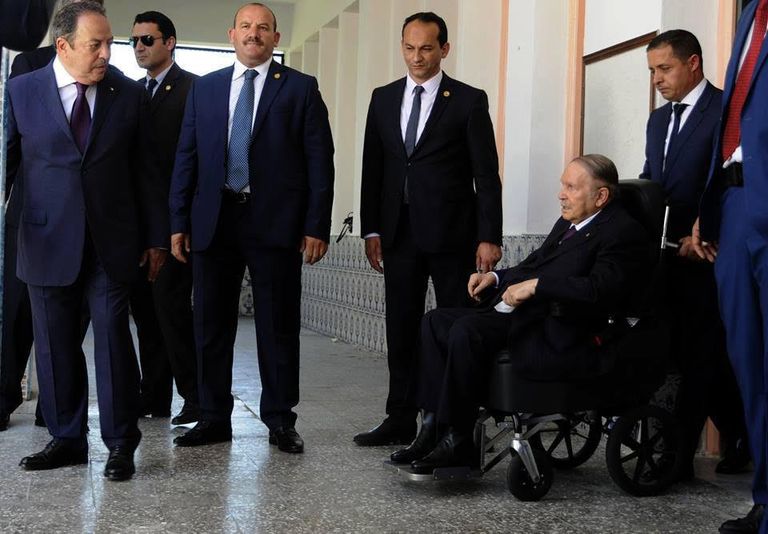 الرئيس الجزائري يدلي بصوته 