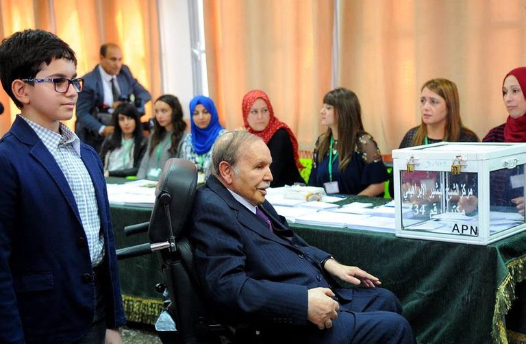 الرئيس الجزائري يدلي بصوته 