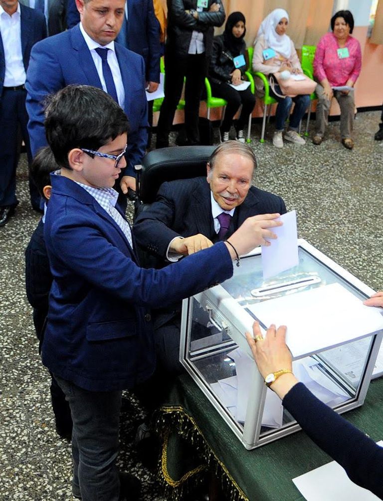 الرئيس الجزائري يدلي بصوته 