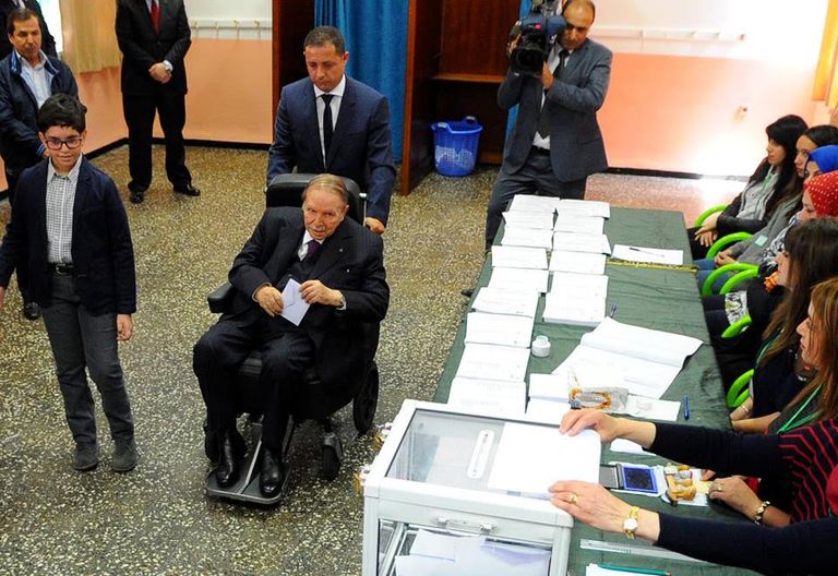 الرئيس الجزائري يدلي بصوته 