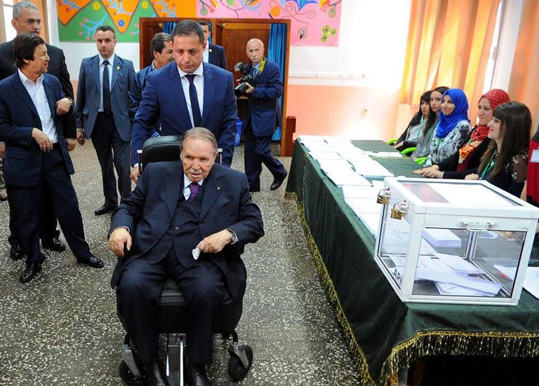 الرئيس الجزائري يدلي بصوته 