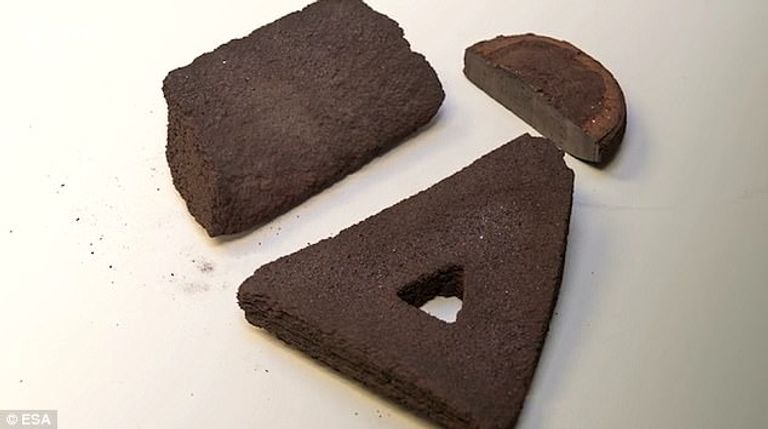 أول قالب طوب من تراب القمر