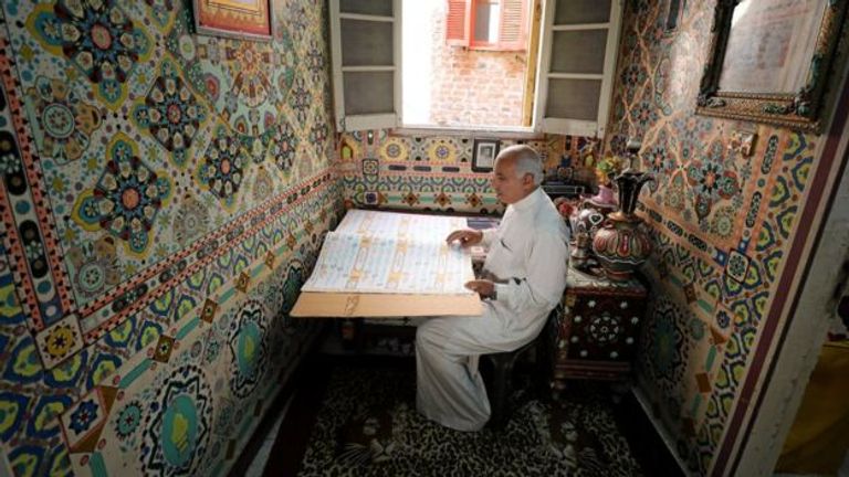 سعد محمد بجوار المصحف الذي يبلغ 700 متر