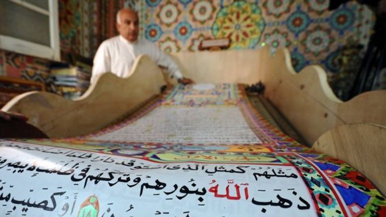 سعد محمد بجوار المصحف الذي يبلغ 700 متر