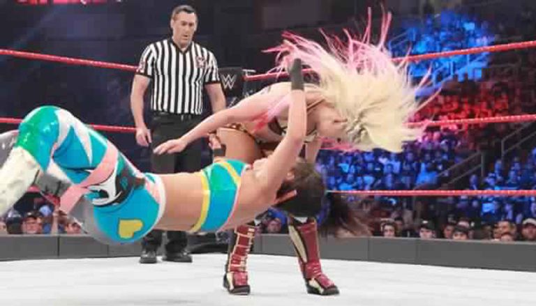 برون سترومان يعتدي على رومان رينز