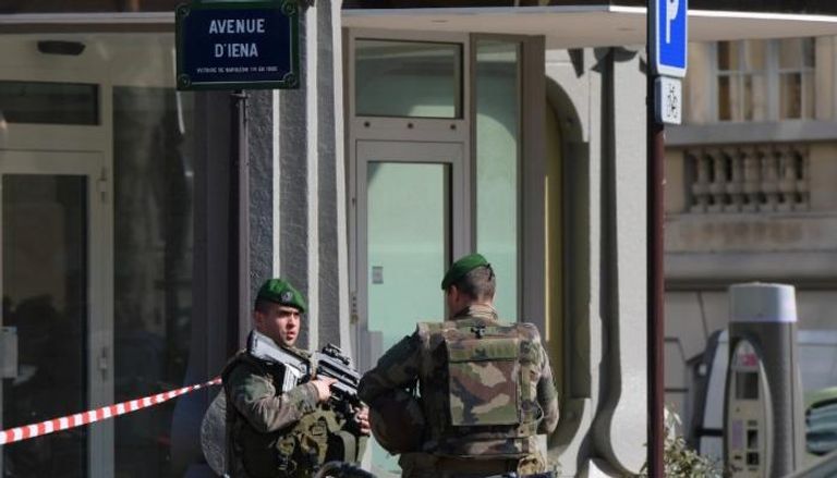 جنود الجيش الفرنسي يحرسون مقر فرع صندوق النقد بباريس (الفرنسية)