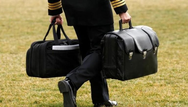 مساعد عسكري يحمل حقيبة الأزرار النووية الأمريكية (رويترز)