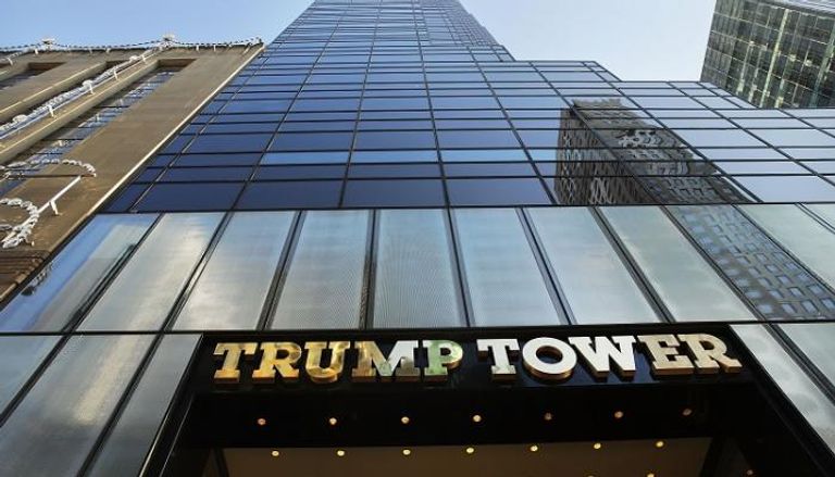 مساعد عسكري يحمل حقيبة الأزرار النووية الأمريكية (رويترز)