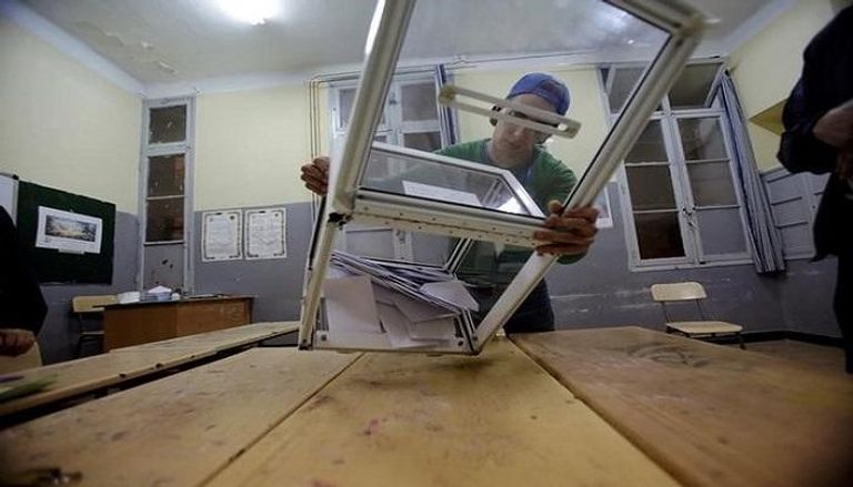 فرز الأصوات بلجنة انتخابية في الجزائر