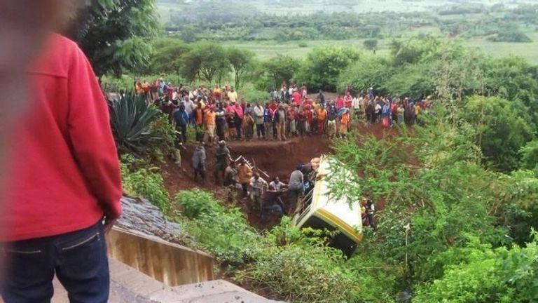 الحافلة عقب سقوطها