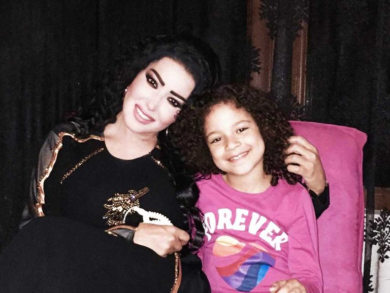 سمية الخشاب مع ابنتها في "الحلال"